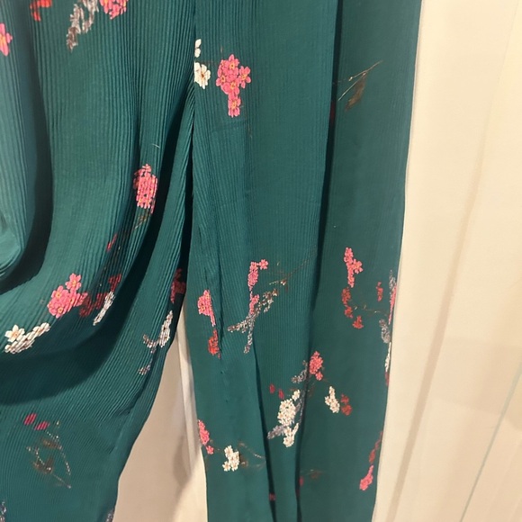 NWT Women’s Size Small Green Floral Plunge Neck jumpsuit - Picture 5 of 13